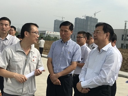 5631569478825537.png 余總向袁市長介紹中鋼天源發展現狀.png